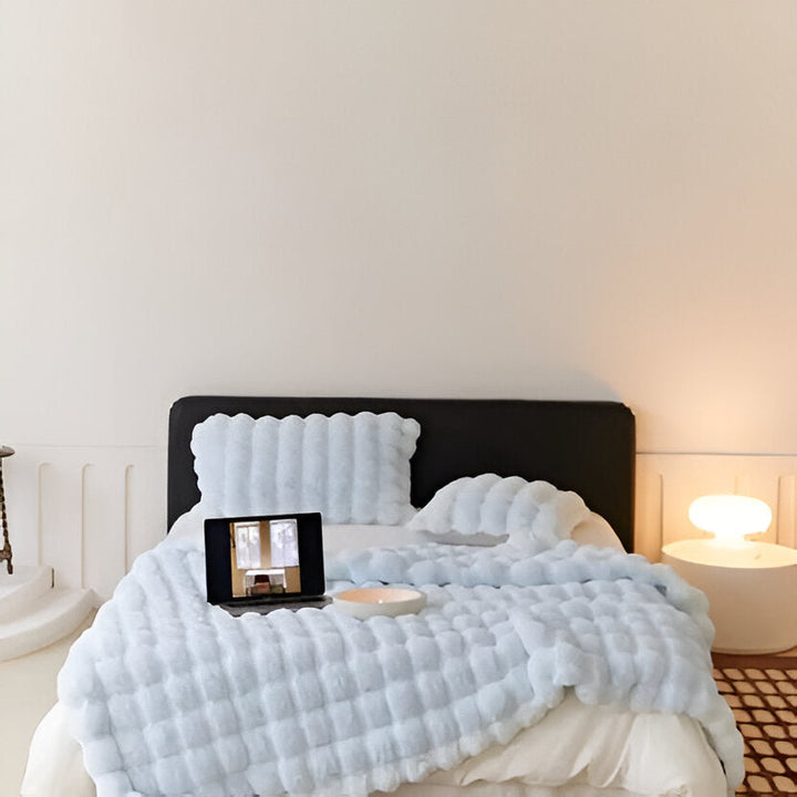 All-Season Plush Blanket | Lightweight Throw for Bed, Sofa or Travel | Machine Washable, Cosy Year-Round Comfort