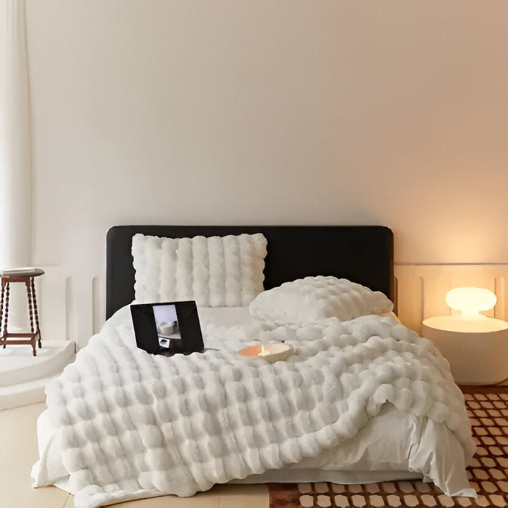 All-Season Plush Blanket | Lightweight Throw for Bed, Sofa or Travel | Machine Washable, Cosy Year-Round Comfort