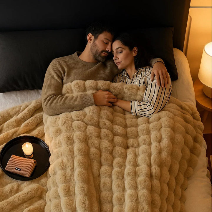 All-Season Plush Blanket | Lightweight Throw for Bed, Sofa or Travel | Machine Washable, Cosy Year-Round Comfort