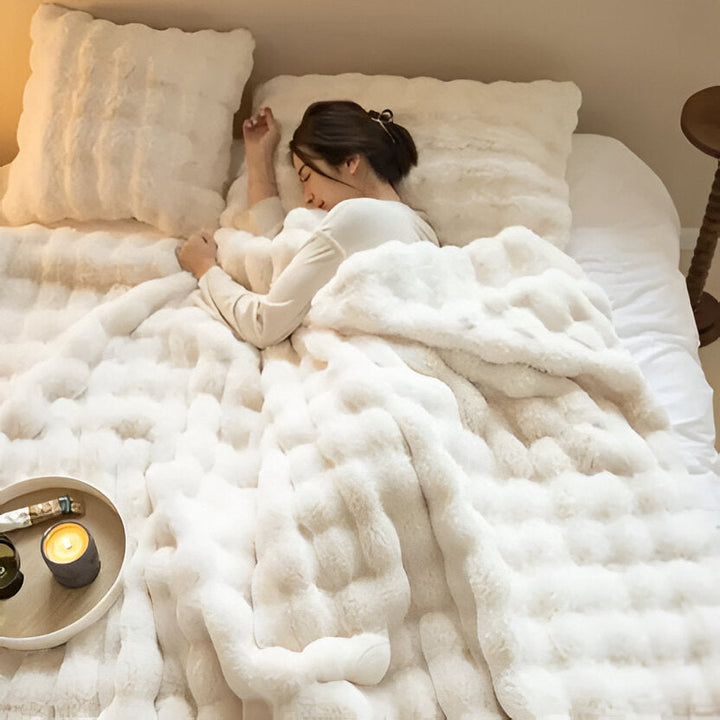 All-Season Plush Blanket | Lightweight Throw for Bed, Sofa or Travel | Machine Washable, Cosy Year-Round Comfort
