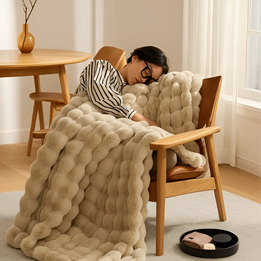 All-Season Plush Blanket | Lightweight Throw for Bed, Sofa or Travel | Machine Washable, Cosy Year-Round Comfort