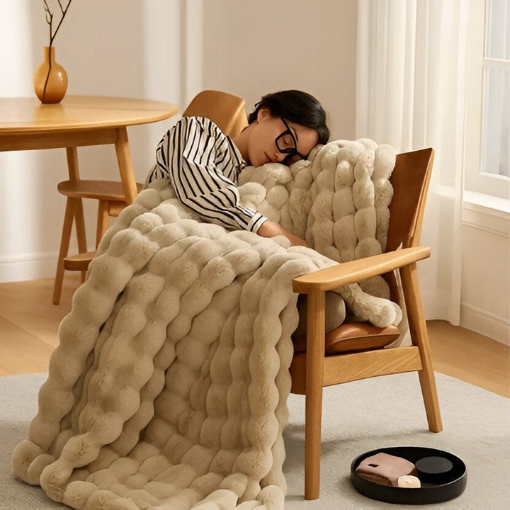 All-Season Plush Blanket | Lightweight Throw for Bed, Sofa or Travel | Machine Washable, Cosy Year-Round Comfort