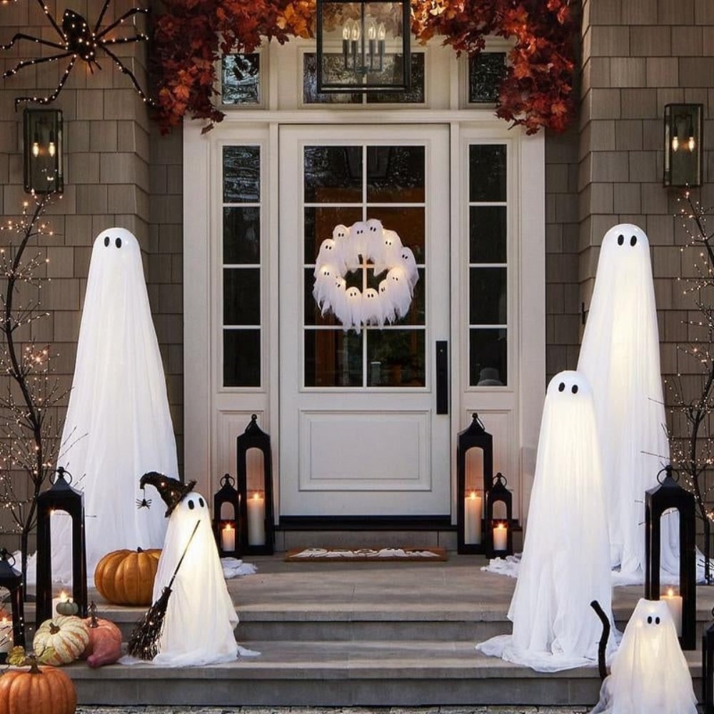 Halloween Ghost Wreath with LED Lights | Twelve Glowing Ghosts, 38 x 35 cm | Battery-Operated White Gauze Door Décor